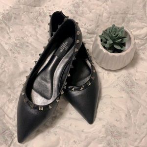 Beautiful rockstud flats in black